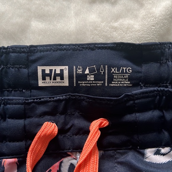 Shorts - Picture 2 of 4